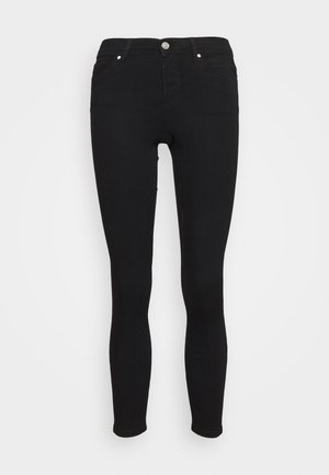 Jeans skinny pretos em denim, com cintura alta, design de cinco bolsos e fecho de botão metálico na frente. Textura suave.