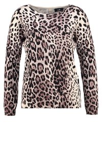 Długi sweter z długim rękawem w panterkę w odcieniach beżu, brązu i czerni, z okrągłym dekoltem.
