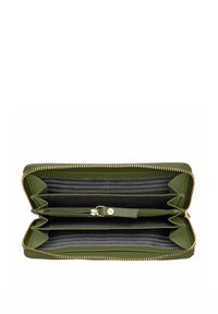 Portefeuille en cuir vert avec fermeture éclair, comportant plusieurs emplacements pour cartes, un compartiment zippé et un intérieur texturé.