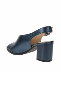 Zapato de piel azul tipo slingback con puntera redondeada y tacón cuadrado. Presenta un acabado suave y una correa ajustable en el tobillo.