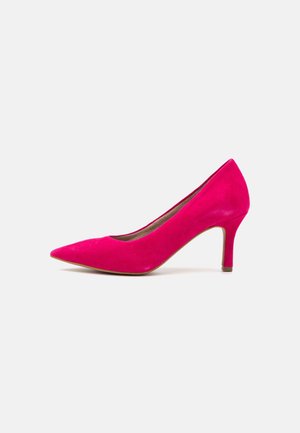 Fuchsia suède pump met een spitse neus en een middenhoge stilettohak. Gladde textuur en minimalistisch ontwerp met een contrasterende binnenvoering.