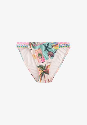 Partea de jos a bikiniului cu imprimeu tropical colorat, incluzând palmieri, stele de mare, scoici și doze de băutură pe un fundal bej deschis.