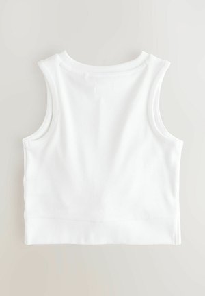Weißes geripptes Tanktop mit taillierter Passform, weiten Armöffnungen und geradem Saum. Der Stoff wirkt glatt mit einer leicht strukturierten Oberfläche.