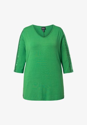 Groen V-hals shirt met driekwart mouwen, voorzien van zwarte paillettenversiering langs de buitenkant van beide mouwen.