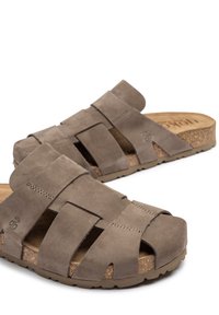 Sandalias de ante marrón con una plantilla de corcho, que presentan múltiples correas anchas y un diseño de punta abierta para mayor transpirabilidad y comodidad.