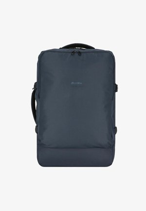 Sac à dos en tissu bleu marine de forme rectangulaire, doté d'une fermeture éclair, d'une poignée supérieure et de sangles latérales pour un port ajustable.