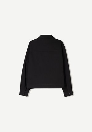 Veste noire avec design à col, manches longues, coupe droite et accents de bouton aux poignets, fabriquée en tissu texturé.