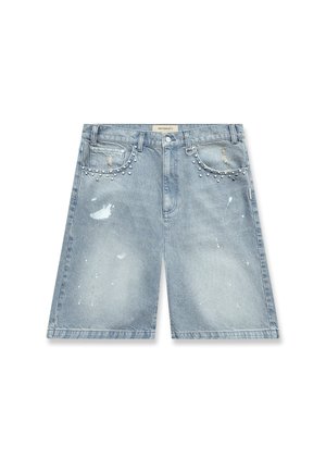Shorts in denim azzurro chiaro con toppe strappate e decorazioni in perle intorno alle tasche anteriori, chiusura con bottone e passanti per cintura.