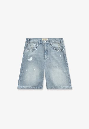 Shorts in denim azzurro chiaro con toppe strappate e decorazioni in perle intorno alle tasche anteriori, chiusura con bottone e passanti per cintura.