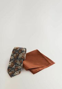 Blomstret slips i mørkeblå med nuancer af brune, hvide og gule blomster. Følger med en ensfarvet rustfarvet lommetørklæde. Glat tekstur.
