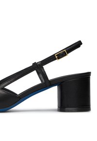 Slingback nera con tacco a blocco rotondo, presenta una tomaia in pelle texturizzata, un cinturino regolabile con elementi in oro e un dettaglio sulla suola blu.