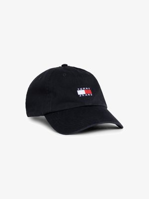 Melnā cepure, kas izgatavota no auduma, ar izliekto malu, uz kuru priekšpuses ir neliels Tommy Jeans logo plāksteris sarkanā, baltā un zilā krāsā.