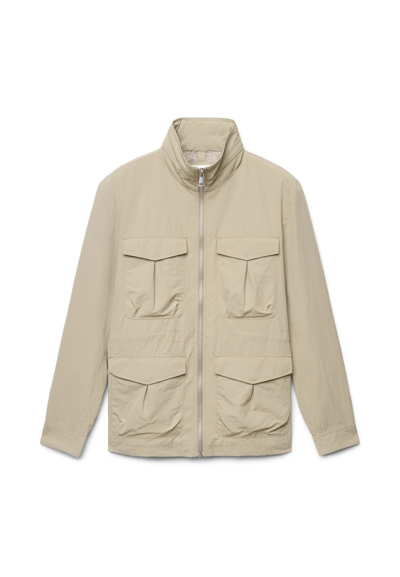 Hellbeige Jacke mit hohem Kragen, Frontreißverschluss und vier großen Taschen. Gefertigt aus einem strukturierten, leichten Stoff.