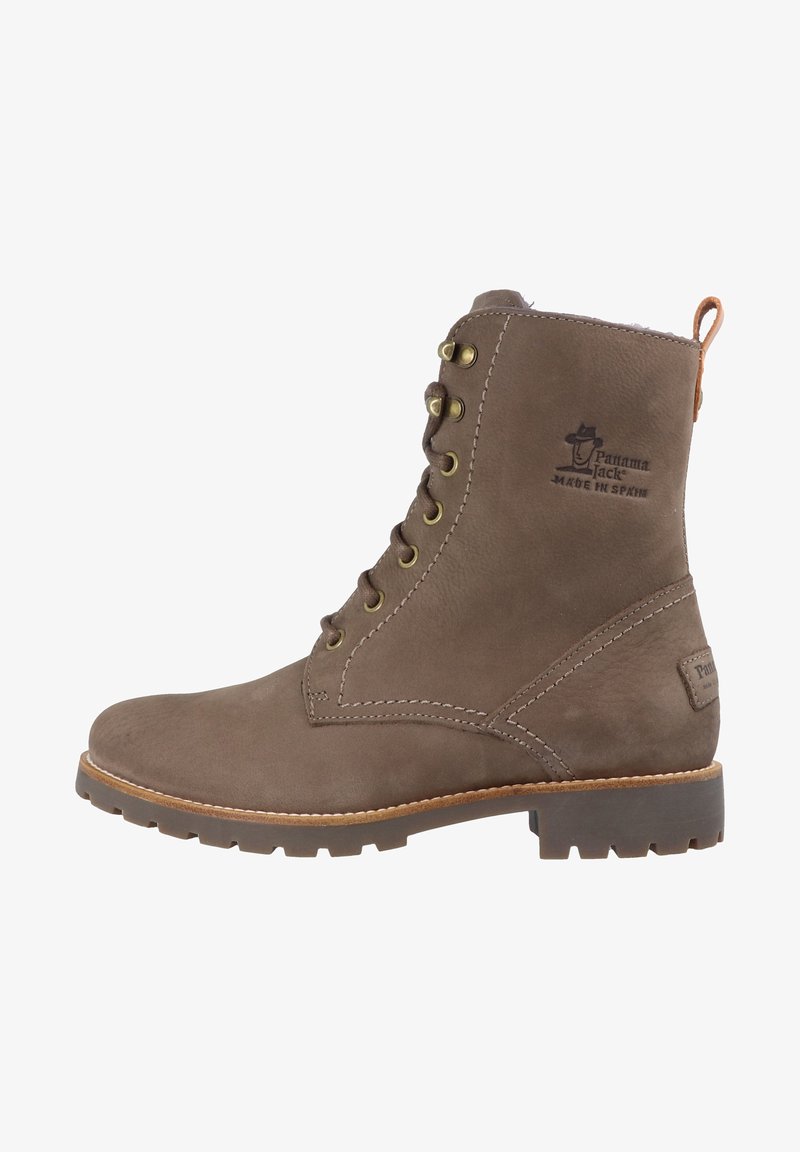 Bottine en cuir marron à lacets avec semelle robuste, œillets métalliques, languette de tirage et logo "Panama Jack Made in Spain" sur le côté.