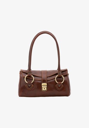 Sac à main en cuir marron avec une texture lisse, des poignées incurvées, des accents en métal doré et une fermeture à clou avec deux anneaux circulaires.