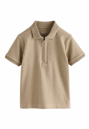 Beige Kurzarm-Poloshirt mit einem Reißverschluss am Kragen, strukturiertem geometrischem Muster und Mesh-Akzenten an den Ärmeln. Hergestellt aus leichtem Stoff.
