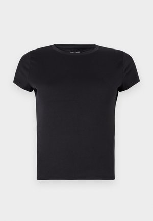 Črna kratkotrajna majica s kratkimi rokavi iz gladkega materiala. Ima okroglo izrezovanje in običajen kroj, brez vidnih vzorcev ali okrasitev.