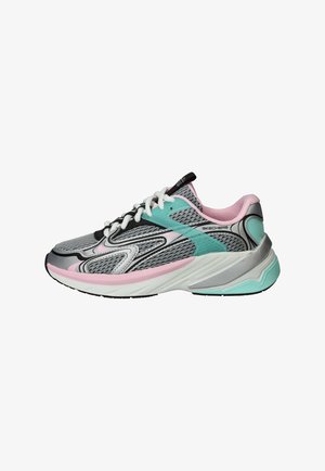 Grijze, roze en turquoise Skechers sportschoen met witte veters en een gestructureerd mesh bovenwerk, getoond vanaf de linkerkant op een witte achtergrond.