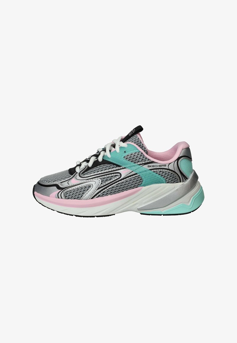Chaussure de sport Skechers grise, rose et bleu sarcelle avec lacets blancs et tige en mesh texturé, vue de côté gauche sur fond blanc.