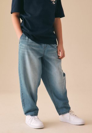 Next, REGULAR FIT - LIGHTWEIGHT PULL ON JEANS  . - Avar lõikega teksad - mid blue denim