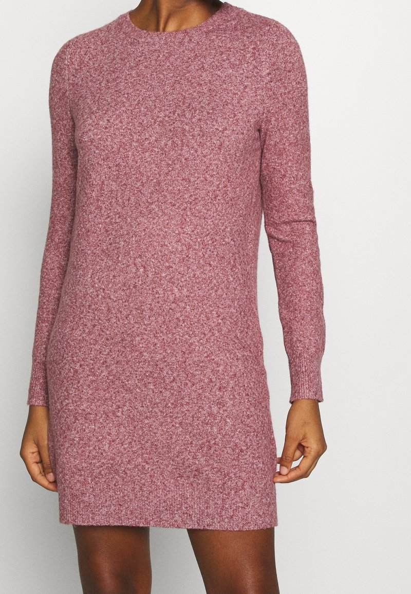 Abito a maglia a maniche lunghe di colore rosa melange, con scollatura rotonda e silhouette aderente, realizzato in un morbido tessuto testurizzato.