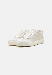 Baskets en cuir blanc avec un panneau texturé, design à lacets et un accent rose sur le talon. Comprend des détails perforés et une semelle contrastante.