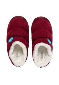 Zapatillas burdeos de corduroy con un suave forro de felpa. Cuentan con una parte superior acolchada y una etiqueta de logo azul en el lateral. Suelas de goma.