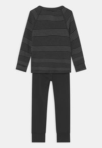 Schwarzes Langarmoberteil mit grauen horizontalen Streifen, kombiniert mit schwarzen Hosen. Aus weichem Stoff mit passgenauer Passform und gerippten Bündchen gefertigt.