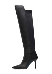 Stivale in pelle nera al ginocchio con punta affilata e sottile tacco a stiletto, dotato di pannelli in materiale liscio ed elastico.