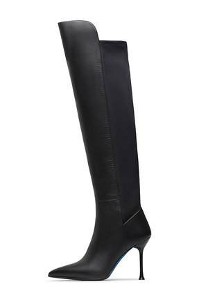 Stivale in pelle nera al ginocchio con punta affilata e sottile tacco a stiletto, dotato di pannelli in materiale liscio ed elastico.