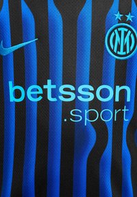 Crna i plava prugasta sportska majica s Nike logom, tekstom "betsson.sport" u svijetloplavoj boji i kružnim timskim emblemom sa zvijezdama.