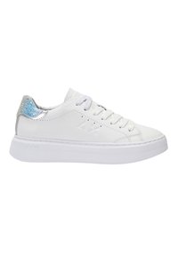 Sneaker bianco realizzato in materiale sintetico liscio con una suola spessa bianca. Presenta un accento argento sul tallone e glitter azzurro chiaro sulla parte superiore.