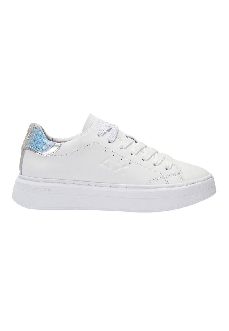 Sneaker bianco realizzato in materiale sintetico liscio con una suola spessa bianca. Presenta un accento argento sul tallone e glitter azzurro chiaro sulla parte superiore.