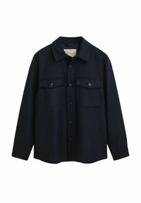 Giacca camicia blu navy realizzata in materiale morbido, caratterizzata da un colletto, chiusura frontale con bottoni e due tasche sul petto con pattina e dettagli a bottone.