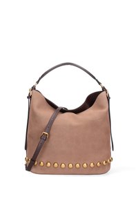 Borsa a spalla in suede marrone con un bordo superiore curvato, dettagli in metallo dorato sul fondo e una tracolla in pelle marrone per il trasporto.