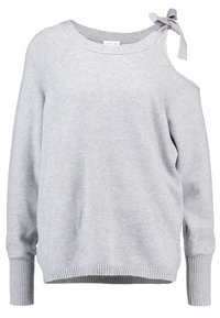 Ljusgrå stickad tröja med asymmetrisk halsringning och detalj på ena axeln. Har ribbade mudd och nederkant, mjuk struktur och en satängslips som accent.