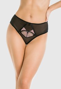 Czarne siatkowe majtki z wysokim stanem, z różowymi koronkowymi wykończeniami i wzorem w wachlarz. Ozdobione małą kokardką na środku z przodu. Gładka tekstura.