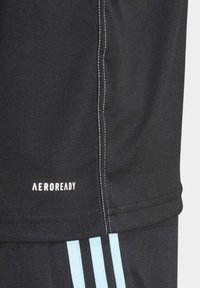 Pantalones cortos deportivos negros con el logo AEROREADY. Presentan rayas contrastantes en azul claro y costuras blancas, mostrando una tela suave y transpirable.