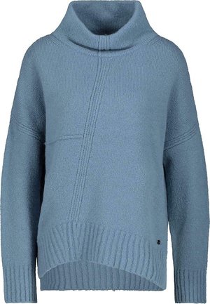 Pull à col roulé tricoté bleu clair avec poignets côtelés, ourlet côtelé asymétrique et détails subtils de points verticaux.