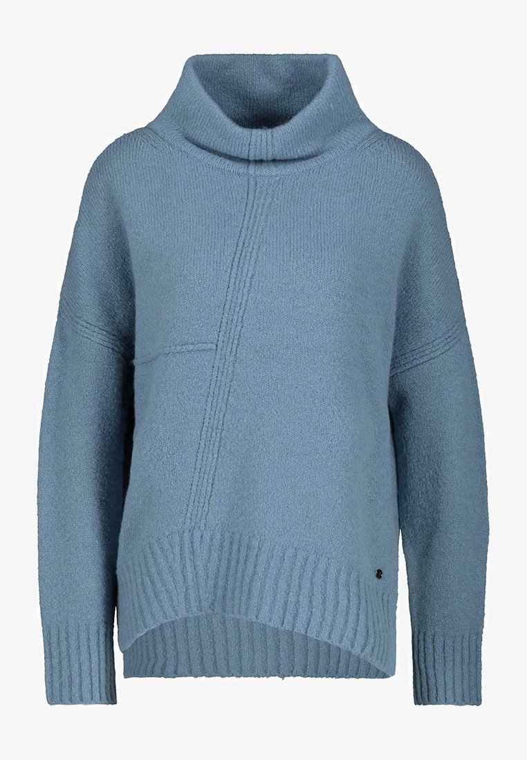 Pull à col roulé tricoté bleu clair avec poignets côtelés, ourlet côtelé asymétrique et détails subtils de points verticaux.