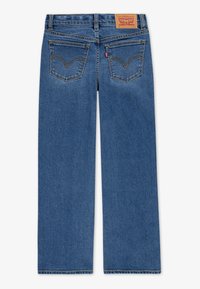 Blå jeans med rak benformat, utrustad med en brun läderlapp, två bakfickor med rundad söm och en slät denimtextur.
