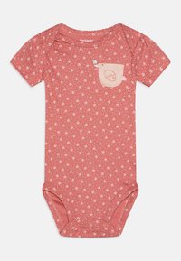 Rompers à manches courtes en corail avec un motif floral blanc, avec une poche rose ornée d'un design d'oiseau. Fermetures à pression en bas.