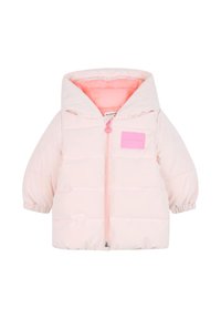 Giacca a vento rosa chiaro con cappuccio rimovibile, chiusura frontale con zip, polsini elastici e una toppa quadrata con logo di un rosa più scuro.