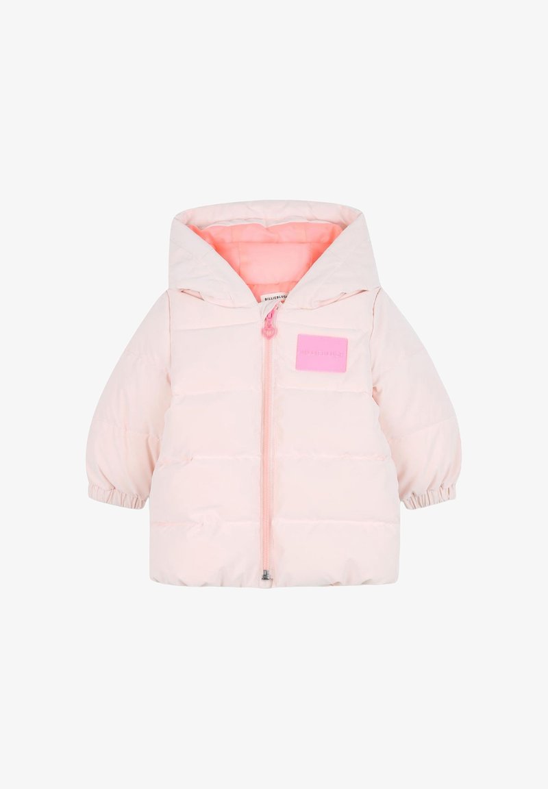Doudoune rose clair avec capuche détachable, fermeture éclair avant, poignets élastiques et un patch logo carré en rose plus foncé.