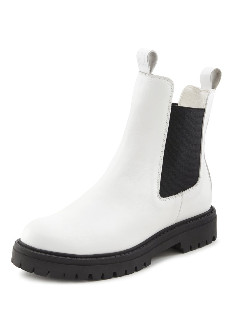 Witte leren Chelsea-boot met zwarte elastische zijpanelen, ronde neus en chunky zwarte rubberen zool met ribbelranden.