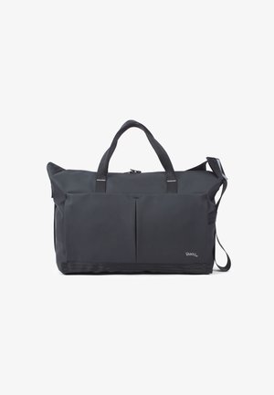 Borsone nero realizzato in tessuto resistente, dotato di due tasche frontali, manici robusti, una tracolla rimovibile e chiusura con zip.