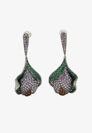 Violetas un zaļas auss rotas, kas veidotas ziedu formā, ar dārgakmens detaļām, teksturētām virsmām un metāliskiem akcentiem ar apelsīnu izcēlumiem.