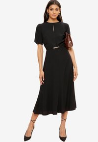 Friends Like These TULIP SLEEVE BELTED   MIDI   - REGULAR FIT - Denní šaty - black