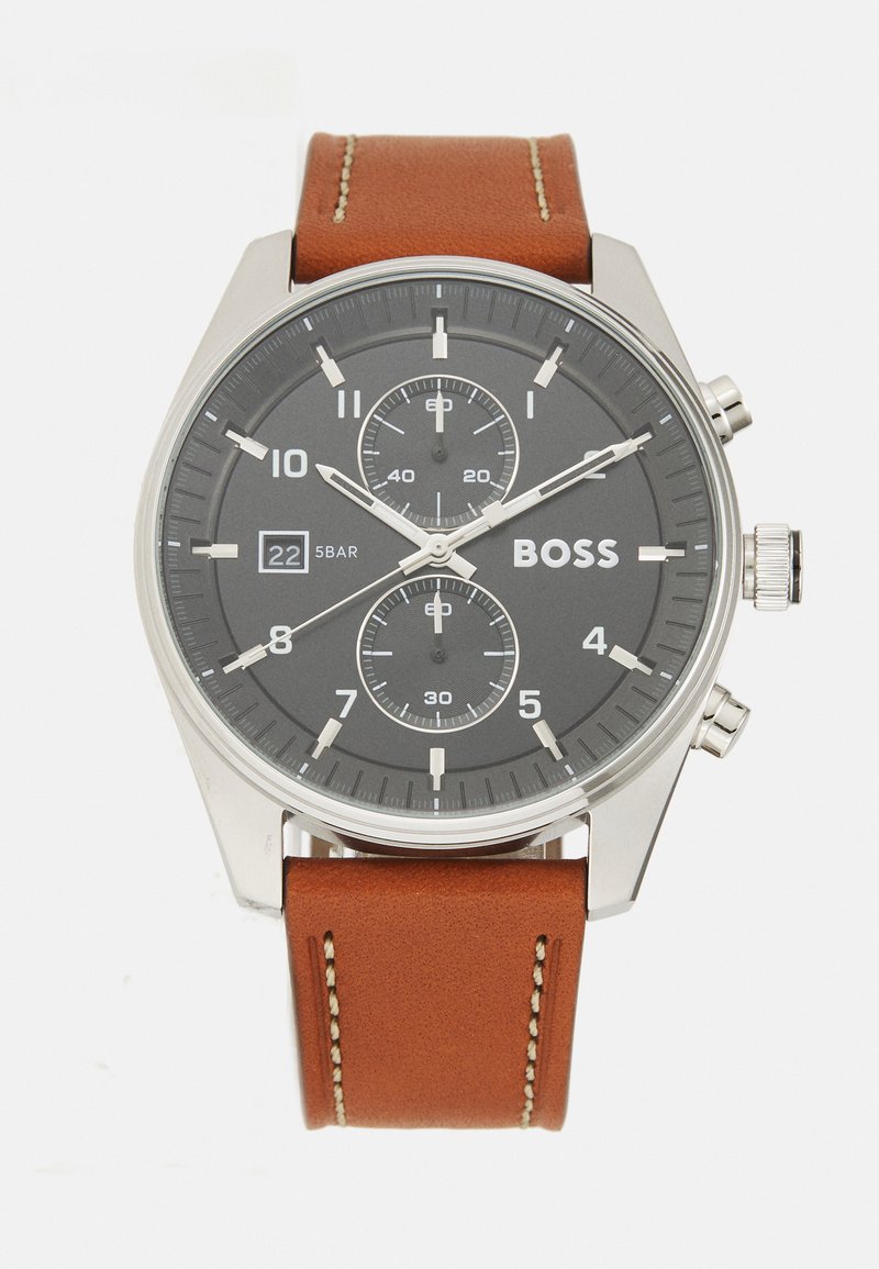 Orologio in acciaio inox argentato con quadrante grigio scuro, caratteristiche cronografiche, cinturino in pelle marrone con cuciture bianche. Resistente all'acqua fino a 5 bar.