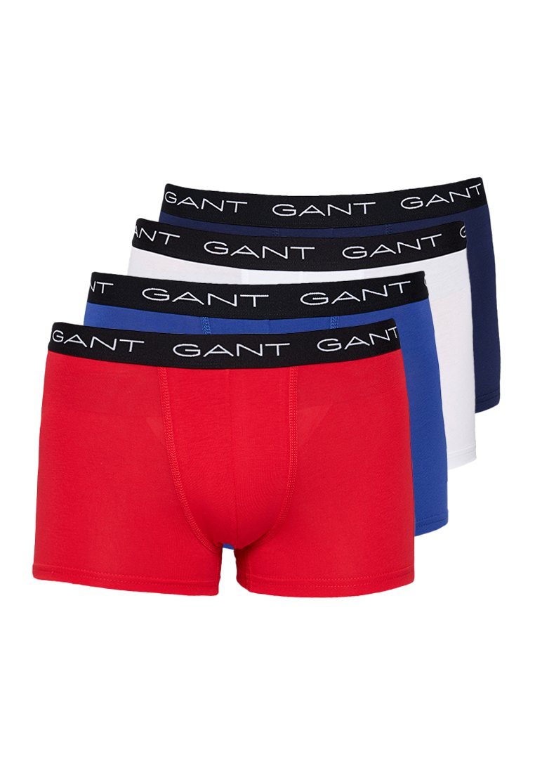 Quattro paia di boxer da uomo in rosso, blu scuro, blu chiaro e bianco, con una fascia nera con il testo "GANT". Tessuto di cotone liscio.